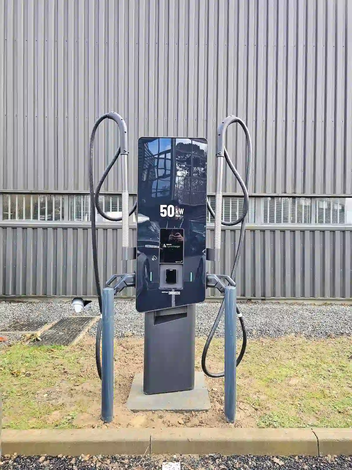 Parking terminé avec marquage au sol et bornes opérationnelles
